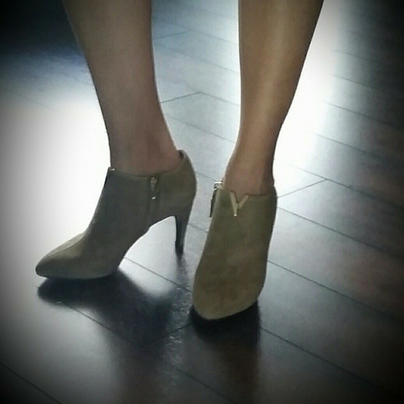 Louis Vuitton suede V Bahiana booties size 38 **Read Details ** - Picture 13 of 13